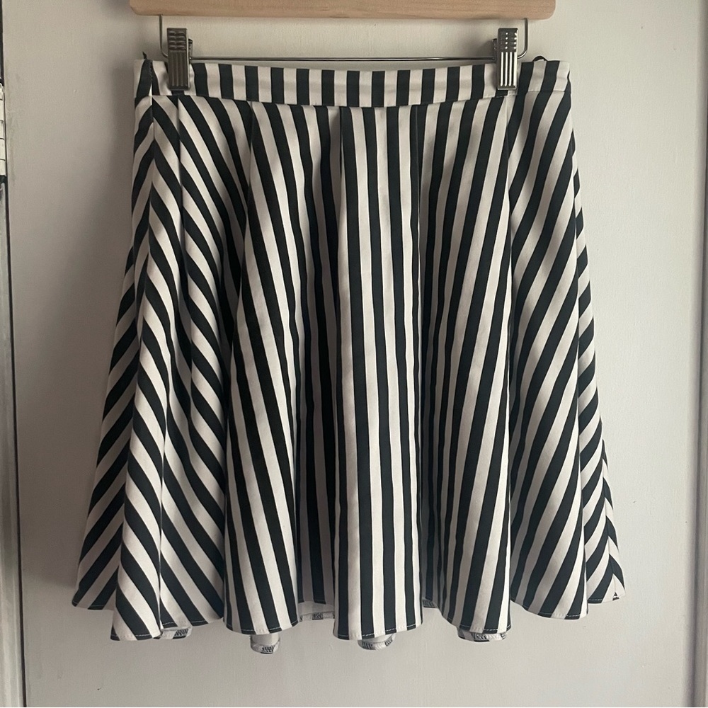 MOHITO COLLECTION High waisted black and white striped skirt